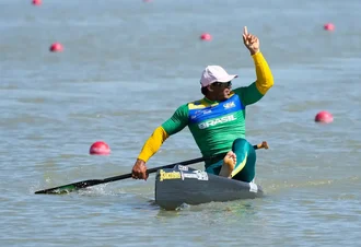 Isaquias Queiroz garante ouro na Copa do Mundo de canoagem velocidade