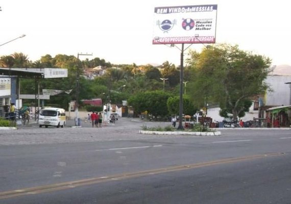 Jovem é encontrado morto em terreno baldio com sinais de apedrejamento