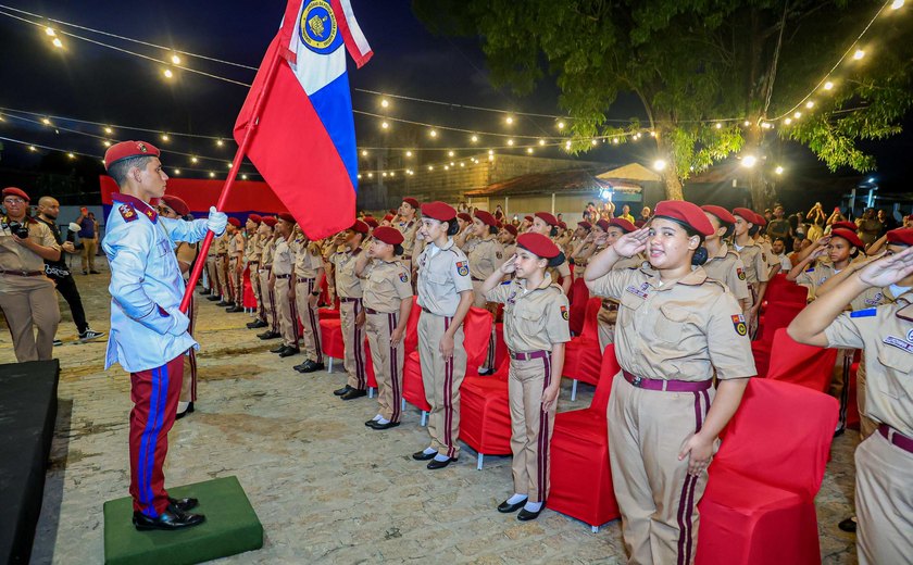 Colégio da PM de Maceió celebra entrega de boinas aos alunos do 6º ano
