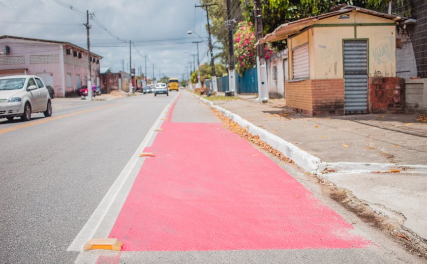 Maceioenses ganham nova faixa exclusiva para bicicletas entre as avenidas Fernandes Lima e Menino Marcelo