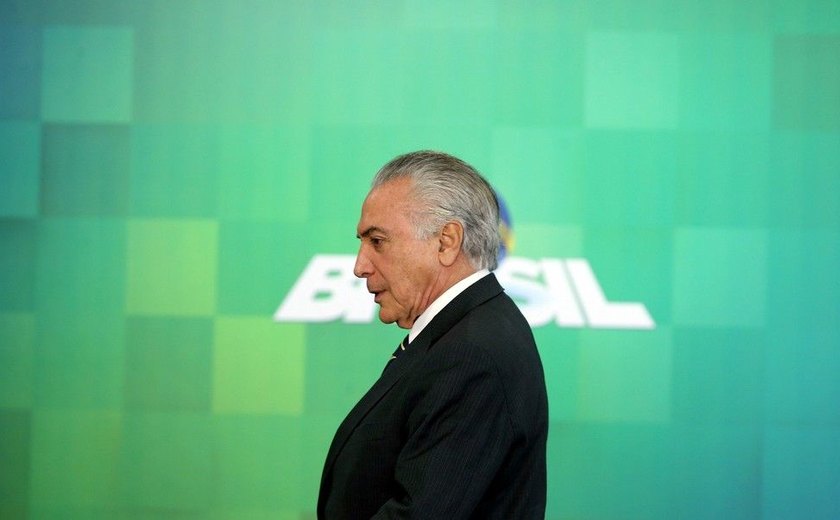 Temer reúne ministros e aliados após ser denunciado e deixa Planalto depois das 23h