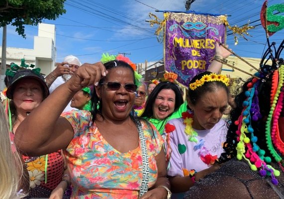 Pessoas idosas celebram Carnaval da Convivência no Cras Pitanguinha
