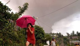 Vulcão entra em erupção na Indonésia após terremoto e tsunami