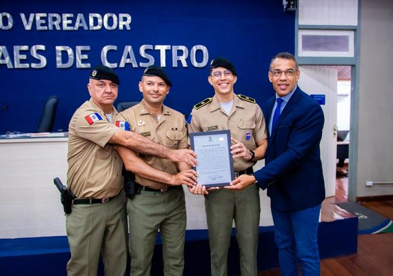 Câmara Municipal homenageia policiais que salvaram criança engasgada