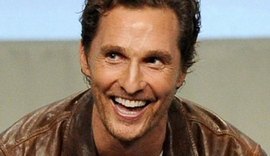 Ator Matthew McConaughey come em restaurante por quilo no Brasil