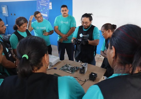 Projeto leva formação em tecnologia e renda a catadores na Ufal