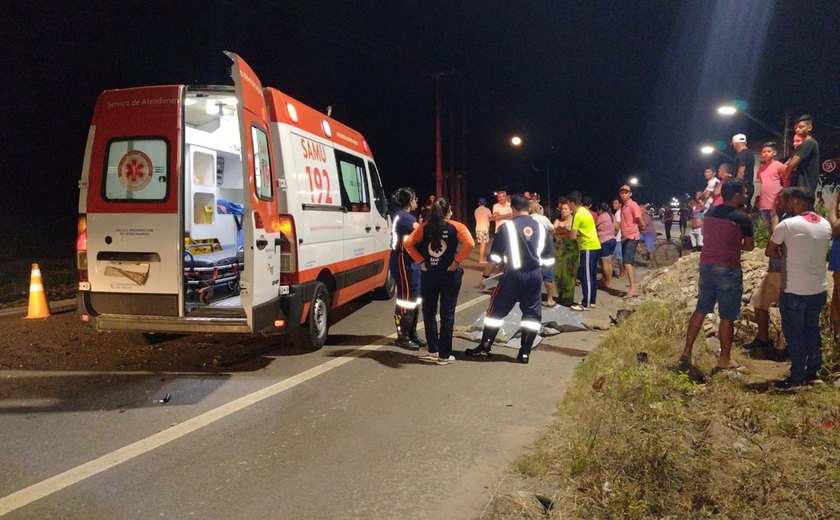 Motociclista invade a contramão, bate em veículo e morre na AL-220