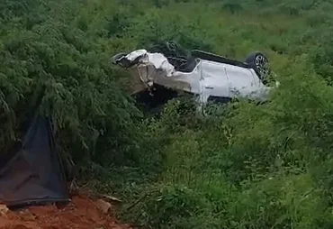 Caminhonete capota na AL-115 e deixa casal ferido em Palmeira dos Índios
