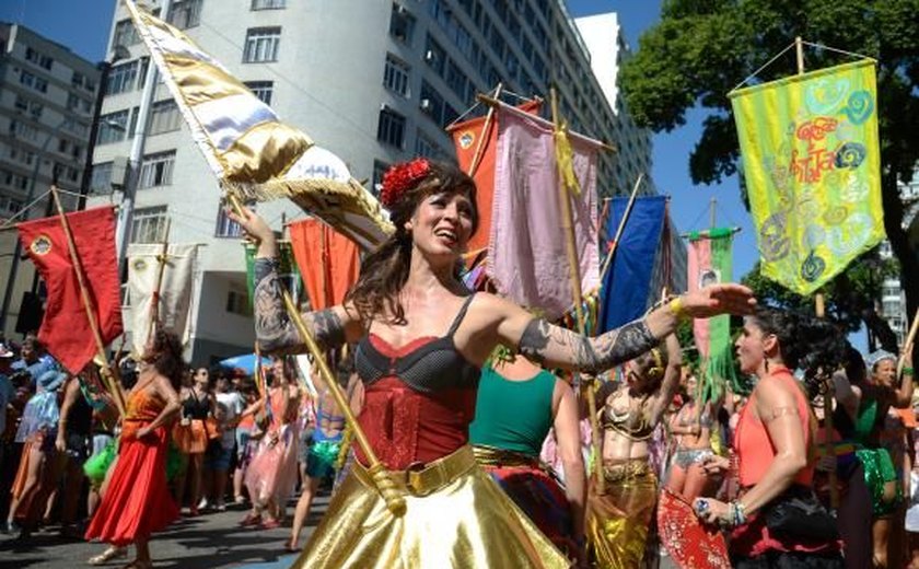 Foliões ocupam ruas do Rio de Janeiro em quase 50 blocos neste domingo