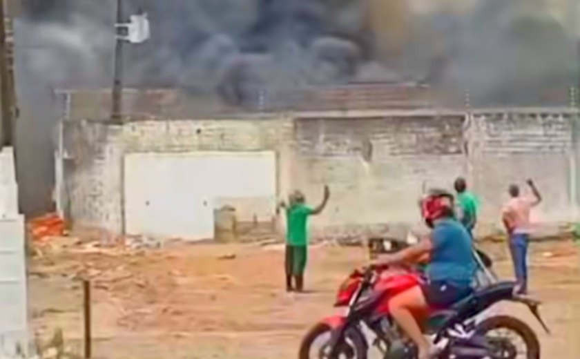 Incêndio de grandes proporções destrói loja de estofados em Arapiraca