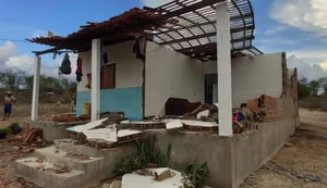 Vídeo: tornado destelha casas e derruba paredes em Estrela de Alagoas