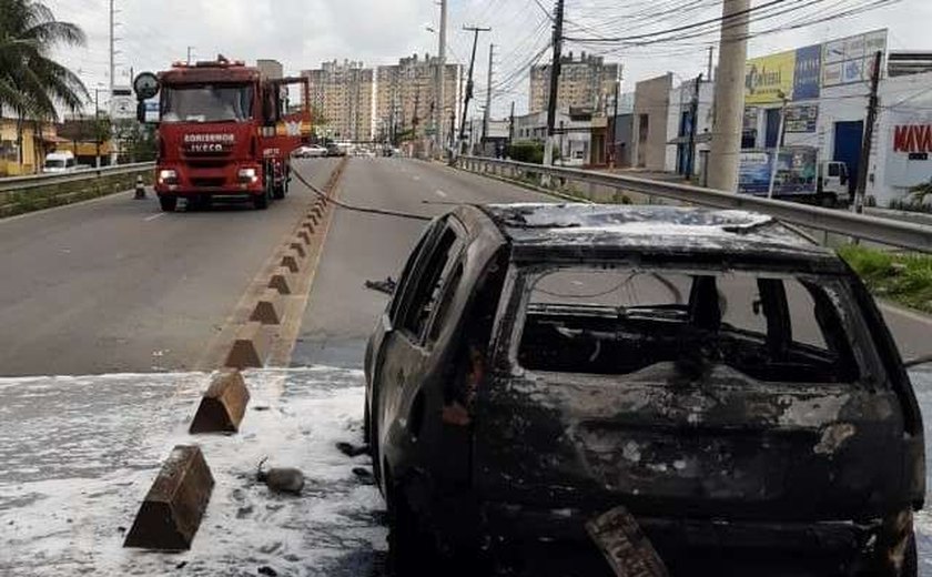 Veículo pega fogo na Via Expressa e fica completamente destruído; confira vídeo