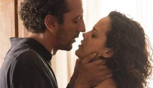 Samir bebe e procura Joana; os dois se beijam