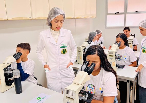 Cesmac recebe estudantes da RAFCE em visita a cursos, laboratórios e núcleo de robótica