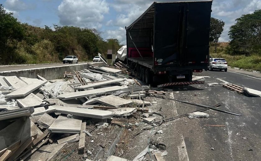 Caminhão bate em canteiro central e motorista é socorrido com lesões graves na BR-101