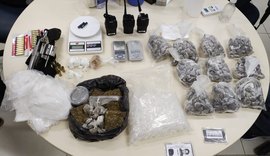 Mulher é presa com drogas, arma e rádios comunicadores  no Jacintinho