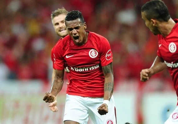 Internacional vence América-MG e se isola na liderança da Série B