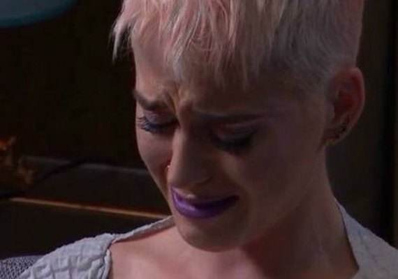 Katy Perry chora ao vivo, ao lembrar que já pensou em suicídio na adolescência