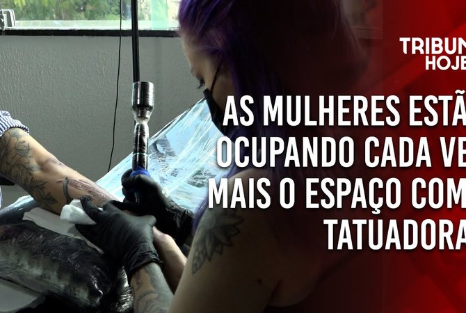 Mulheres estão ocupando cada vez mais o espaço como tatuadoras