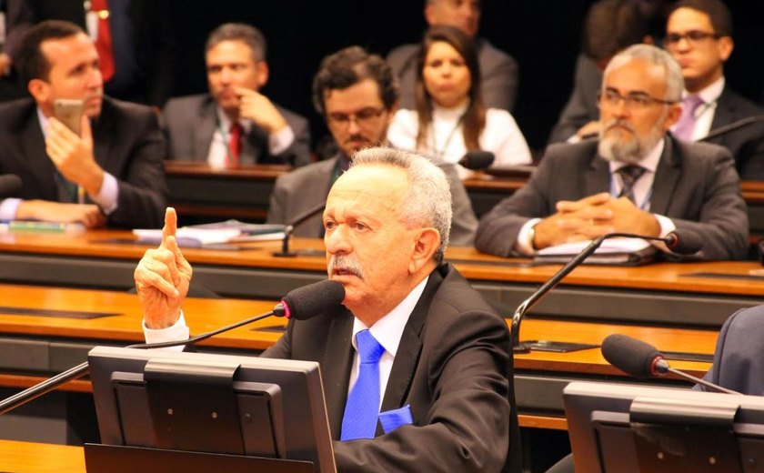 Benedito de Lira critica Renan Calheiros por demora em indicação