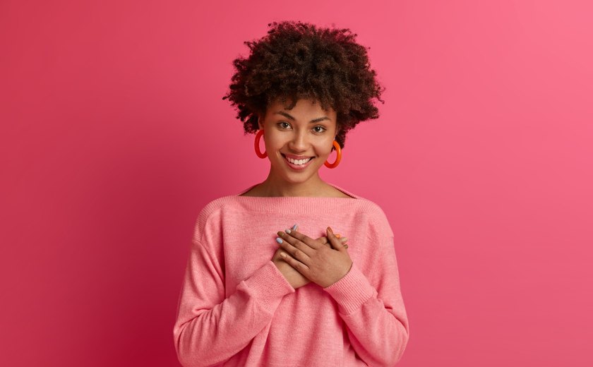 Câncer de mama também atinge mulheres abaixo dos 40 anos; oncologista explica por que qualquer alteração suspeita deve ser investigada