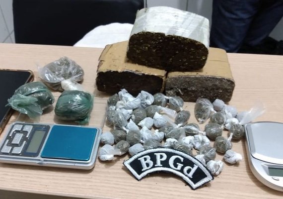 BPTran apreende arma e BPGd prende jovem com drogas em Maceió