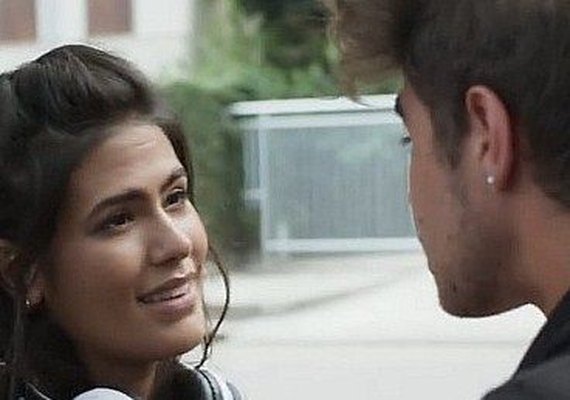 'Rock Story': Após sofrer assédio sexual, Manu agarra e beija Léo Régis