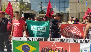 Movimentos sociais fazem protesto para cobrar votação de PL que prevê suspensão de despejos na pandemia