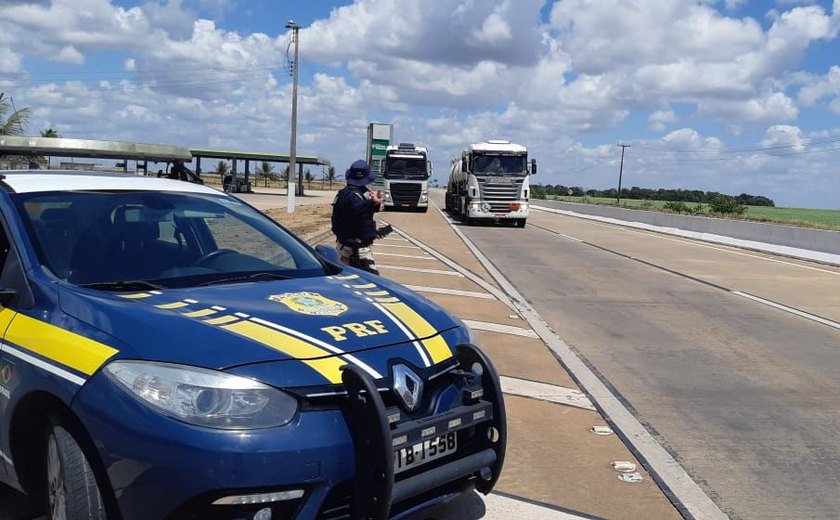 PRF faz ação de fiscalização de trânsito e transporte em Alagoas