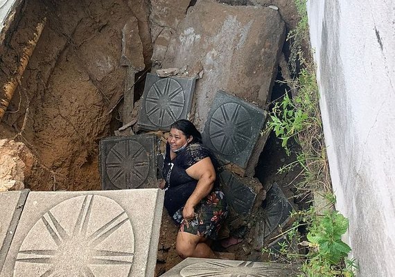Mulher cai em um buraco após calçada ceder no interior de Alagoas