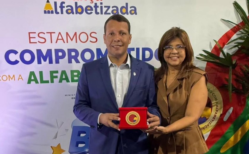 Educação de Murici recebe méritos do MEC com o Selo Ouro do Compromisso Nacional Criança Alfabetizada