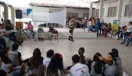 Alunos de escola pública participam de palestra sobre trânsito seguro