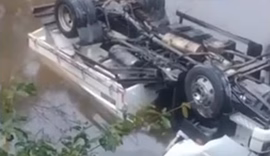 Caminhão caçamba cai em rio após colisão na BR-104, em Murici
