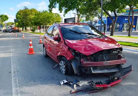 Colisão entre carros de passeio deixa homem ferido e trânsito lento na Avenida Fernandes Lima