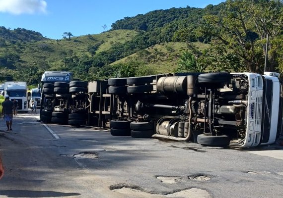 Caminhão tomba e deixa trânsito fluindo apenas na pista de rolamento em Flexeiras