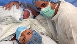 Simone e Kaká Diniz mostram o rostinho da filha recém-nascida Zaya