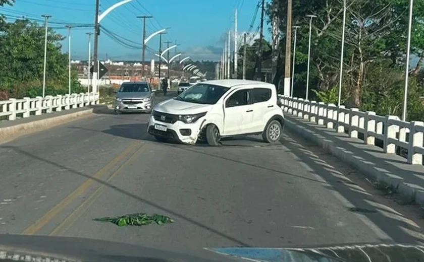 Carro bate em mureta da Ponte Mestre da Rabeca e é encontrado abandonado em Marechal Deodoro