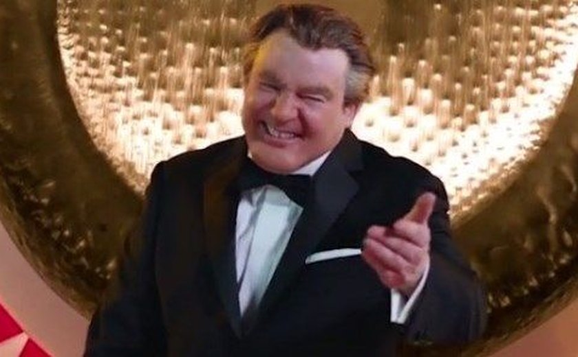 Mike Myers está irreconhecível no primeiro trailer de 'The Gong Show'