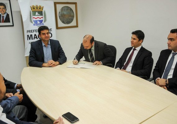 Prefeito Rui Palmeira dá posse a novo secretariado em Maceió