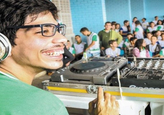 Jovem deficiente dá palestra sobre superação com músicas em escolas