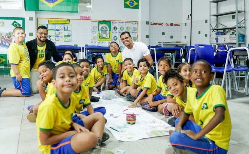 Álbum de figurinha é tema de projeto em escola municipal