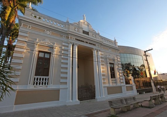 Insinuante deve indenizar por acidente com armário na loja