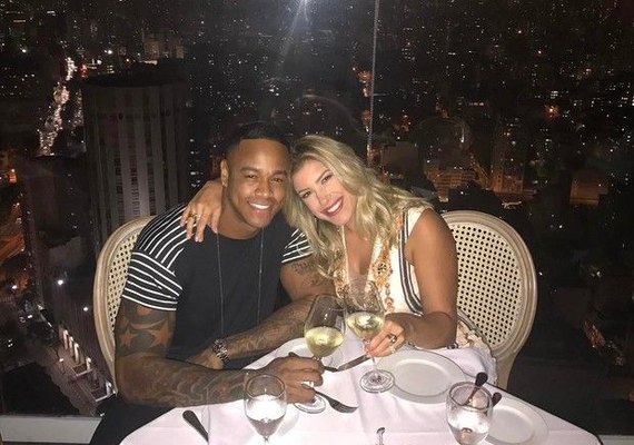 Léo Santana comemora dois meses de namoro com Lorena Improta