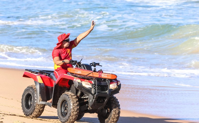 Corpo de Bombeiros salva dois turistas vítimas de afogamento na praia do Francês