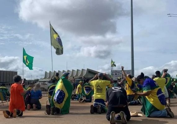 Moraes determina dissolução de acampamentos em QGs pelo Brasil em até 24 horas