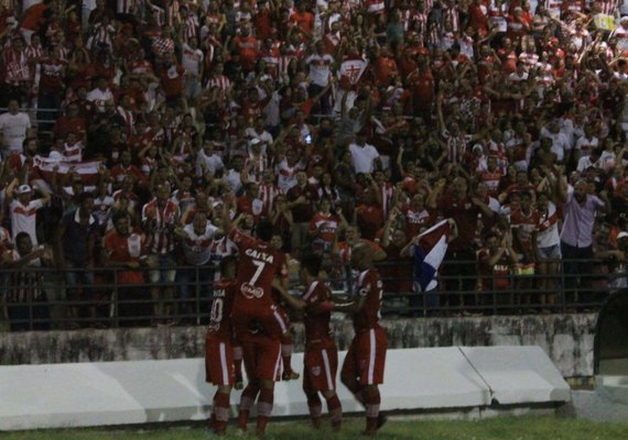 CRB vence Goiás no Estádio Rei Pelé e fica perto da permanência na Série B