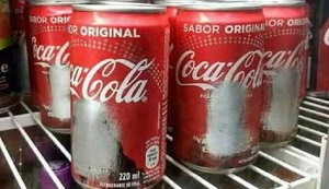 Dono de lanchonete raspa imagem de artistas de latas de refrigerante