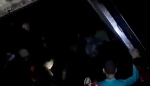 Imagens registram pessoas saqueando carga de carne após carreta capotar na BR-101