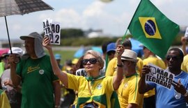 Manifestação em Brasília faz enterro simbólico da 'velha política'