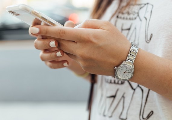 Brasil é o 2º país que fica mais tempo no celular ou em outros eletrônicos